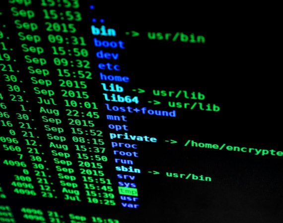 Pantalla mostrando líneas de código de programación, representando la ciberseguridad y la protección de datos legales.