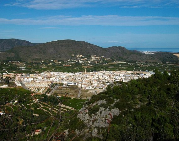 Vista panorámica de Pego, un municipio en la Marina Alta, relevante para casos legales locales en el País Valencià.